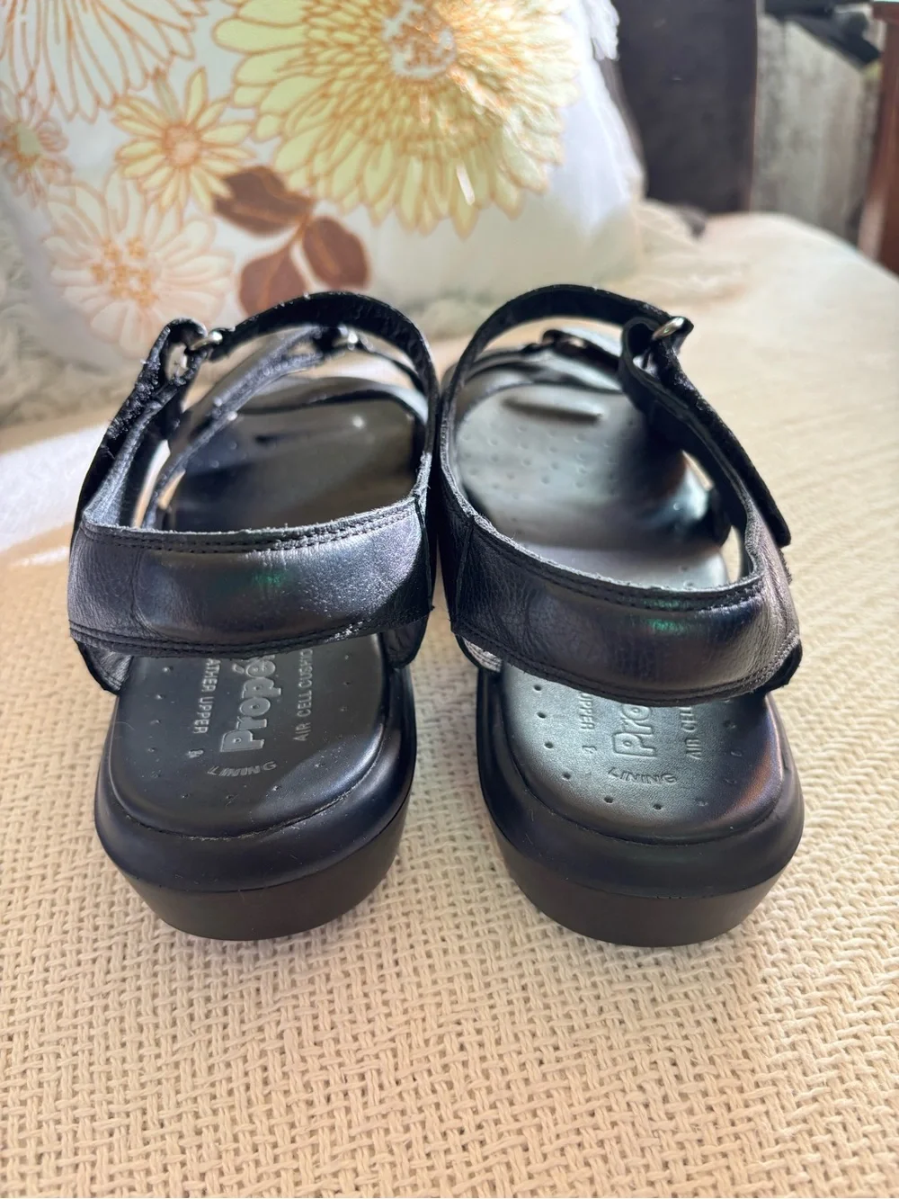 Propét Comfort Walking Shoe Sandals Black Adjustable Cross Strap Size 10